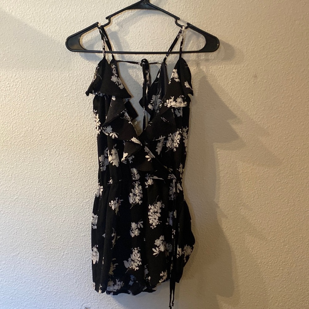 Mimi Chica floral deep Vneck romper size small